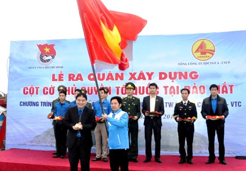 Xây dựng cột cờ Tổ quốc trên đảo Mắt Nghệ An